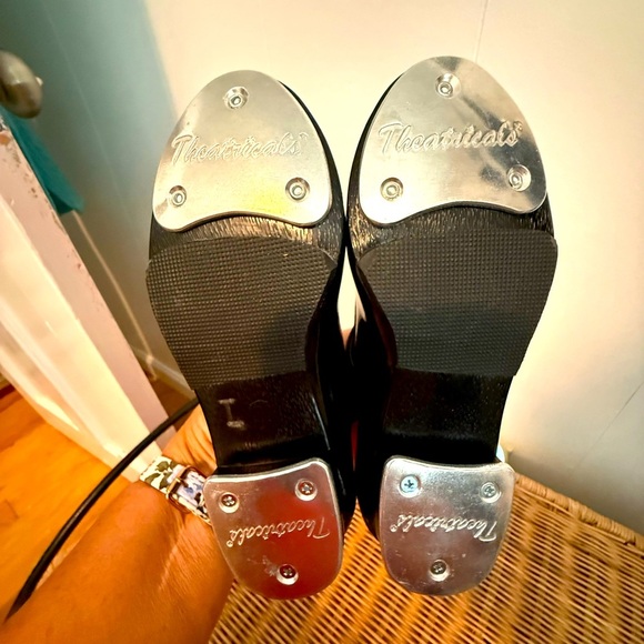 Theatricals Girls Sz 7m Tap Shoes with Adjustable Screw-On Taps EUC Clean - Picture 1 of 6